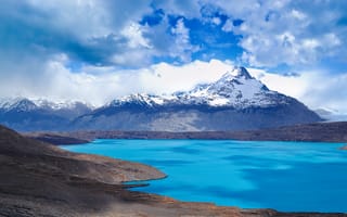 Картинка Вид на заснеженную вершину горы у голубого озера
