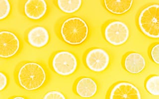 Картинка Кружочки апельсина и лимона на желтом фоне