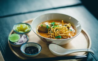 Картинка Острый суп с луком на столе