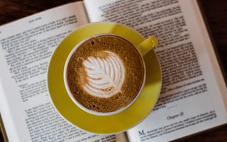 Картинка Чашка кофе стоит на книге