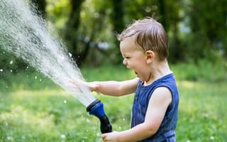Картинка Смешной маленький мальчик играет с водой