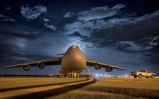Картинка Большой пассажирский самолет на взлетной полосе