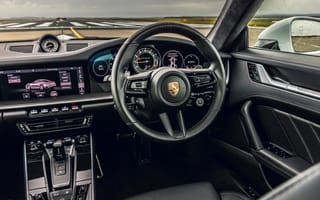 Картинка Черный кожаный салон автомобиля Porsche 911 Turbo S 2020 года