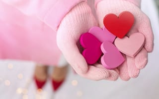 Картинка Деревянные сердечки в руках девушки в розовых перчатках