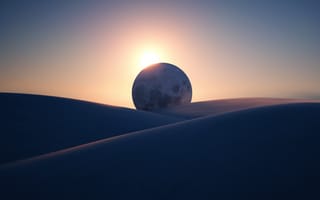 Картинка Закат солнца освещает огромную луну в пустыне