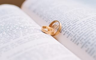 Картинка Два золотых обручальных кольца лежат на книге