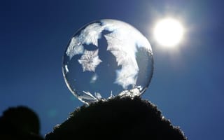 Обои Мыльный пузырь в лучах солнца на снегу