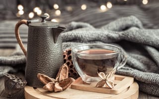 Картинка Чашка чая на столе с чайником и теплым пледом