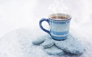 Картинка Чашка горячего кофе и варежки на снегу