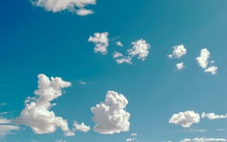 Картинка Белые облака в ясном голубом небе