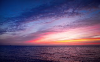 Картинка Бескрайнее спокойное море на закате солнца