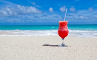 Обои Тропический коктейль на песке у океана