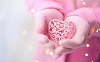 Картинка Розовое плетеное сердце в руках у девушки в перчатках