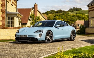 Картинка Голубой автомобиль Porsche Taycan 4S 2021 года у дома вид спереди