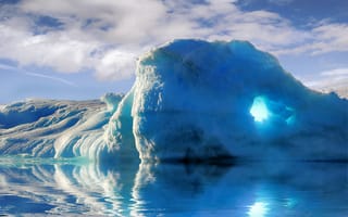 Картинка Большой голубой айсберг в воде