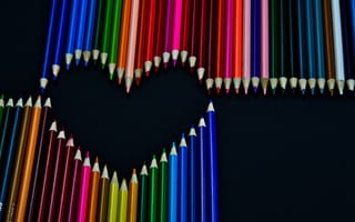 Картинка Сердце из разноцветных карандашей на черном фоне