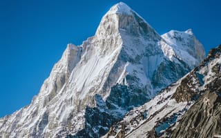 Картинка Острая вершина заснеженной горы под голубым небом
