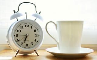 Картинка Белый будильник и чашка кофе на утреннем столе