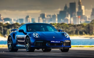 Обои Автомобиль Porsche 911 Turbo S 2020 года на дороге