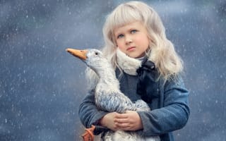 Картинка Маленькая девочка блондинка с голубыми глазами с гусем в руках