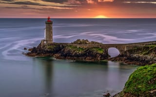 Картинка Вид на спокойное море и маяк на закате солнца