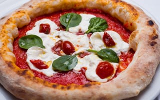 Картинка Пицца на пышном тесте с соусом и сыром