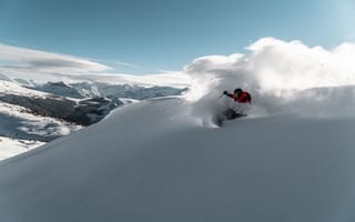 Картинка Мужчина спускается на лыжах с горы