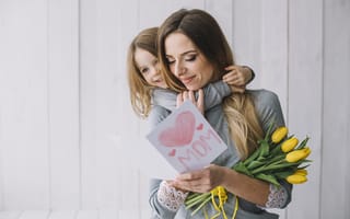 Картинка Маленькая девочка подарила маме открытку и букет тюльпанов