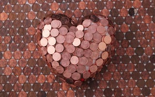 Картинка Сердце из монет на столе