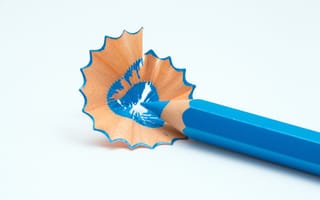 Картинка Голубой карандаш со стружкой на белом фоне