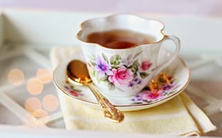 Обои Красивая чашка чая на столе с ложкой
