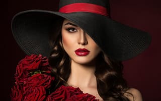 Картинка Эффектная девушка в большой черной шляпе с букетом роз