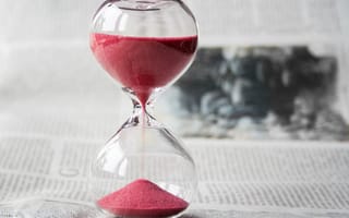 Картинка Стеклянные прозрачные часы с розовым песком