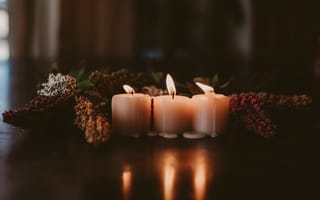 Картинка Зажженные свечи с цветами на полу