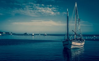 Картинка Парусная лодка в порту в сумерках
