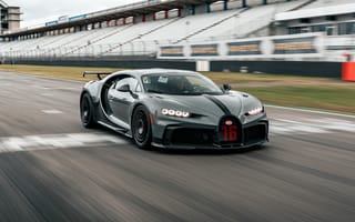 Картинка Черный Bugatti Chiron Pur Sport 2020 года на гонках