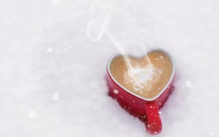 Картинка Красная чашка в форме сердца с кофе на снегу