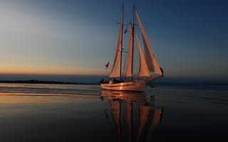 Картинка Большая яхта с белыми парусами на закате в море