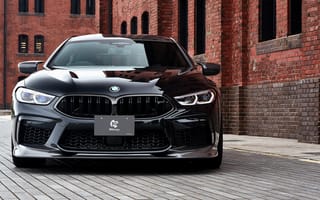 Картинка Черный автомобиль BMW M8, 2020 года у кирпичной цены