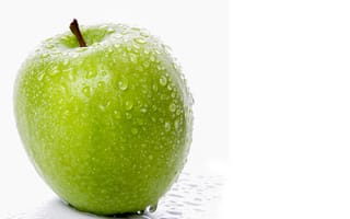 Картинка Зеленое яблоко в воде на белом фоне