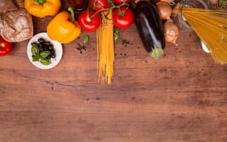 Картинка Спагетти с овощами на столе