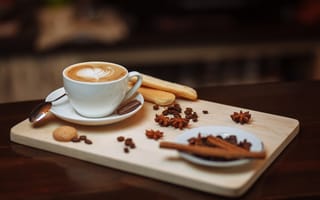 Картинка Чашка кофе на столе со специями и печеньем