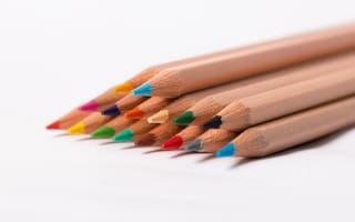Картинка Разноцветные карандаши на белом фоне