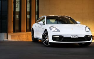Картинка Белый автомобиль Porsche Panamera 4S E-Hybrid Sport Turismo 2020 года у дома