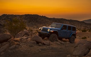 Картинка Автомобиль Jeep Wrangler Unlimited Rubicon 392, 2021 года на камнях