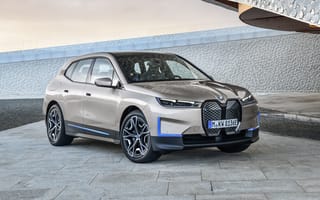 Обои Серебристый внедорожник BMW IX Sport 2021 года у стены