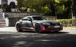Картинка Автомобиль Audi RS Q8 2020 года у дома