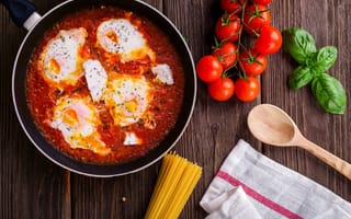 Обои Греческое блюдо с томатами и яйцами на столе с спагетти и помидорами