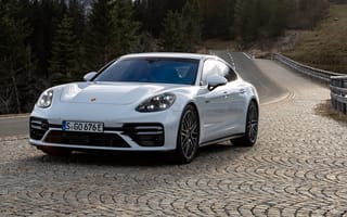 Картинка Белый автомобиль Porsche Panamera Turbo S E-Hybrid 2021 года на дороге