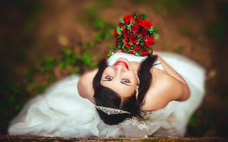 Картинка Улыбающаяся девушка невеста с букетом красных роз